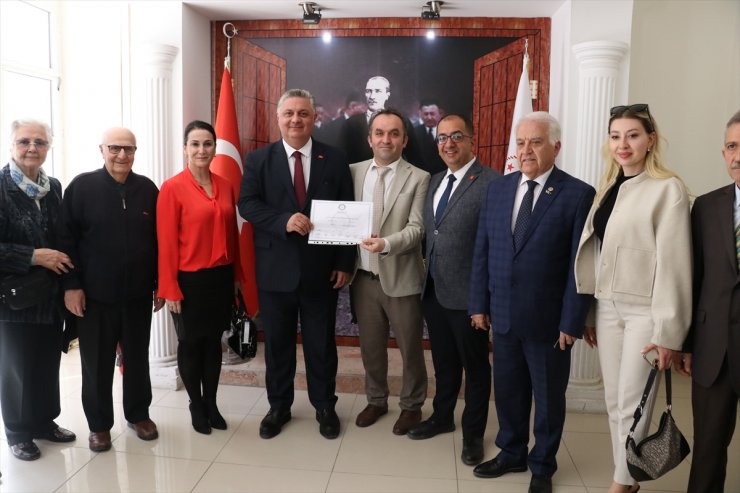 Yalova Belediye Başkanı Mehmet Gürel mazbatasını aldı