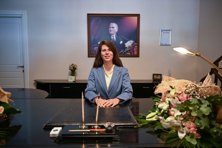 Çeşme'nin ilk kadın belediye başkanı Lal Denizli, görevine başladı: