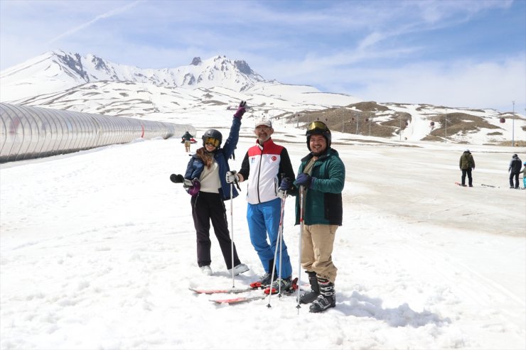 Yerli ve yabancı turistler Erciyes'te baharda kayak keyfi yaşıyor
