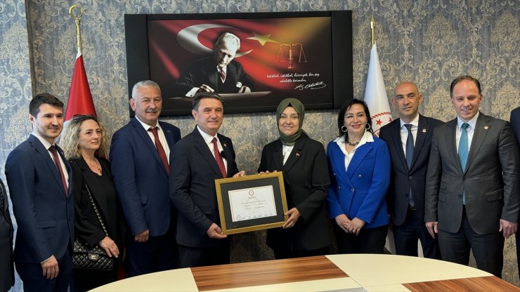 Zonguldak Belediye Başkanı Tahsin Erdem, mazbatasını aldı