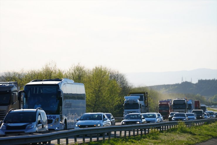 Anadolu Otoyolu'nun Düzce ve Bolu kesiminde bayram trafiği başladı