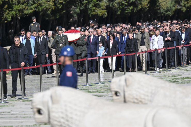 Ankara'nın yeni seçilen CHP'li belediye başkanları Anıtkabir'i ziyaret etti