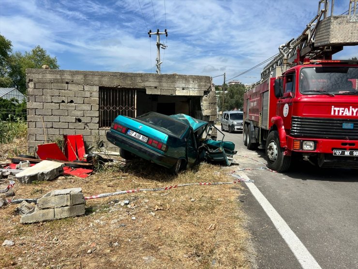 Antalya'da metruk binaya çarpan otomobilin sürücüsü ağır yaralandı