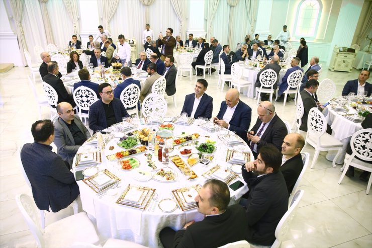 Azerbaycanlı Türkiye mezunları iftarda buluştu