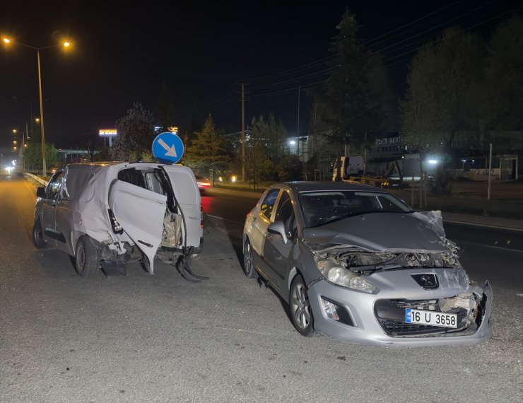 Bursa'da otomobil ile hafif ticari aracın çarpıştığı kazada 9 kişi yaralandı