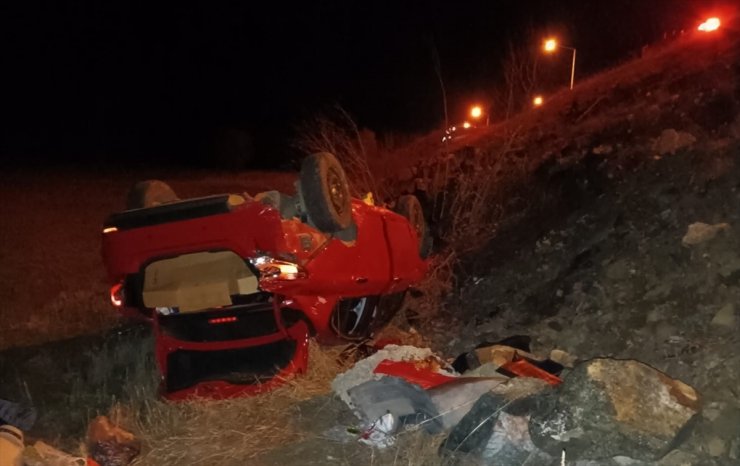 Erzincan’da şarampole devrilen otomobildeki 7 kişi yaralandı