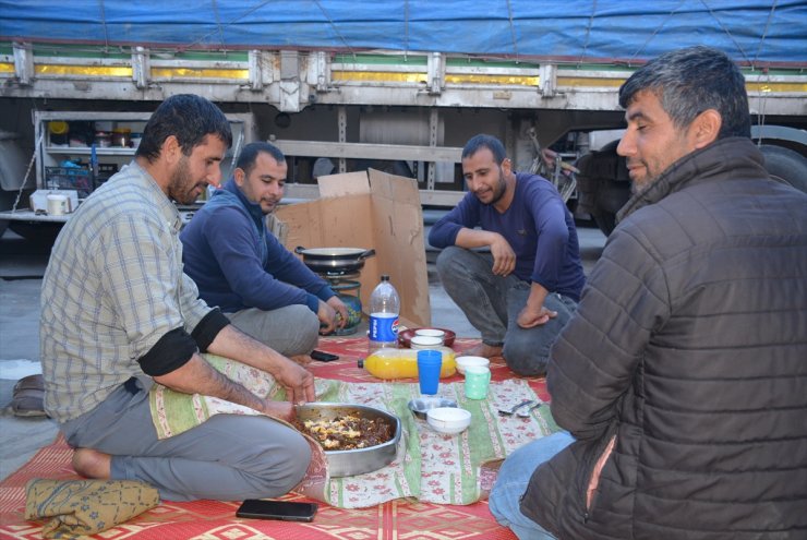 Irak'a yük taşıyan şoförler Habur Sınır Kapısı'nda iftar yapıyor