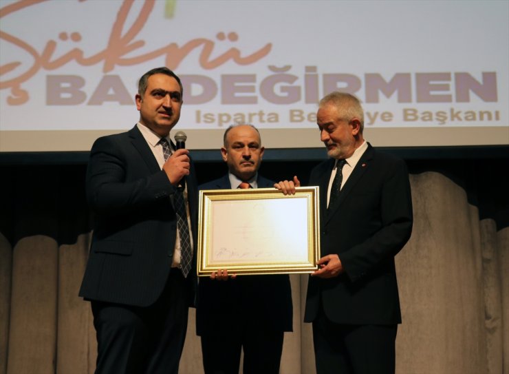 Isparta Belediye Başkanı Başdeğirmen mazbatasını aldı