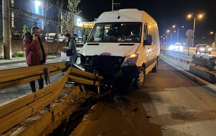 Kocaeli'de bariyere çarpan işçi servisindeki 5 kişi yaralandı