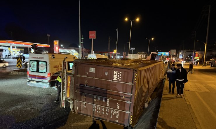 Kocaeli'de devrilen tırın sürücüsü yaralandı