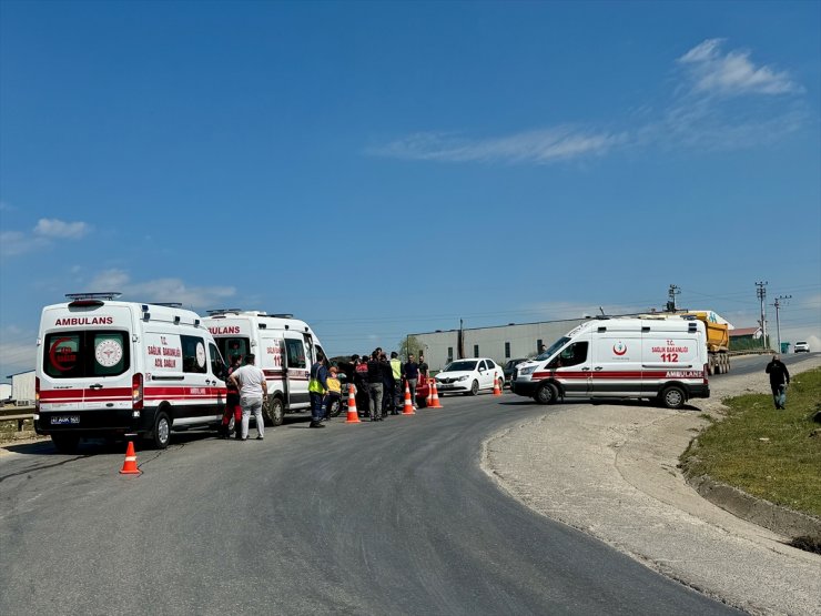 Kocaeli'de iki otomobilin çarpıştığı kazada 5 kişi yaralandı