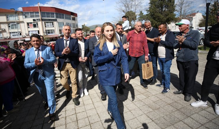 Seçimin "en genç belediye başkanı" Zeynep Çelik, mazbatasını aldı