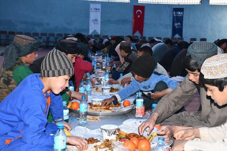 TİKA, Afganistan'da toplumun farklı kesimlerine iftar verdi