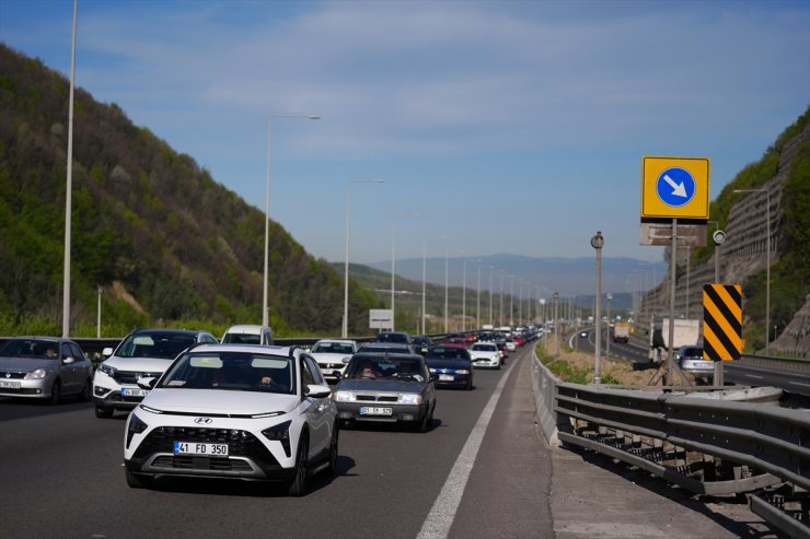 Anadolu Otoyolu'nda bayram tatili nedeniyle trafikte akıcı yoğunluk yaşanıyor