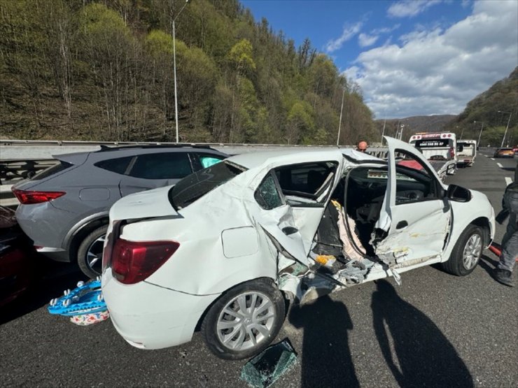 Anadolu Otoyolu'nun Bolu geçişinde zincirleme trafik kazası ulaşımı aksattı