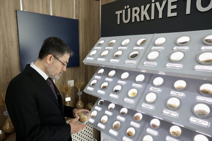 Bakan Yumaklı, Türkiye Tohum Gen Bankası'nda incelemelerde bulundu: