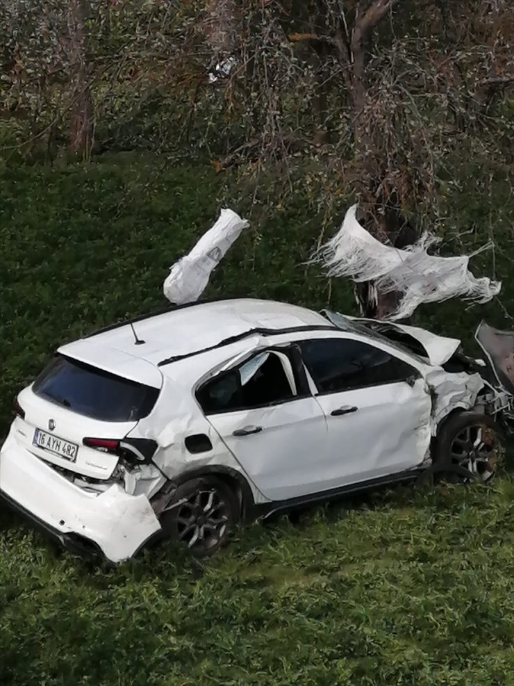 GÜNCELLEME - Bursa'da tarlaya devrilen otomobildeki 2 kişi öldü, 3 kişi yaralandı