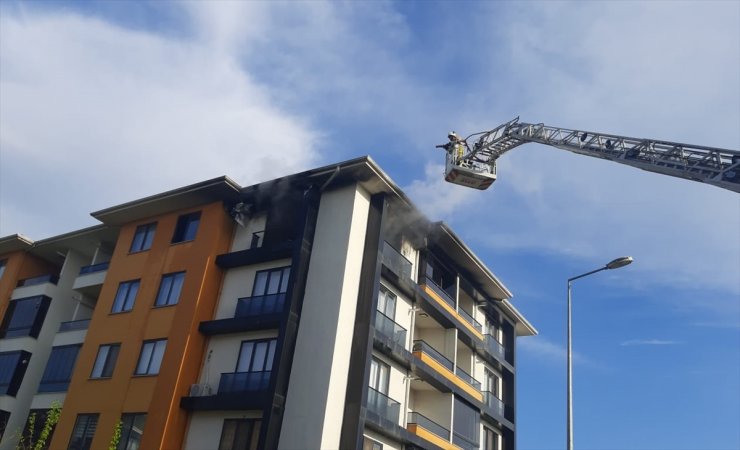 Düzce'de apartmanda çıkan yangında 3 kişi dumandan etkilendi