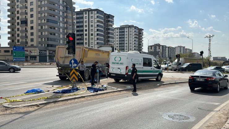 Gaziantep'te kamyona çarpan motosikletin sürücüsü hayatını kaybetti