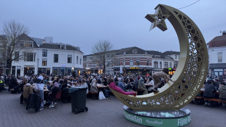 Hollanda’da cami önünde 1500 kişilik sokak iftarı düzenlendi