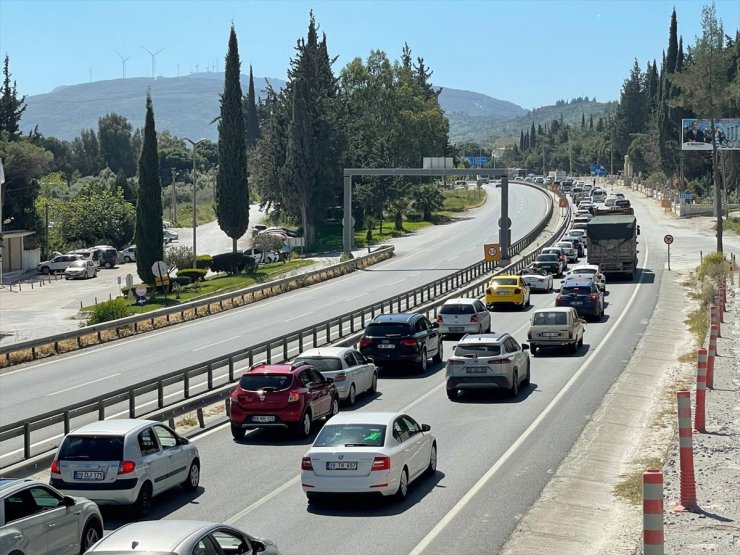 İzmir ve Aydın'da turizm güzergahlarında trafik yoğunluğu yaşandı