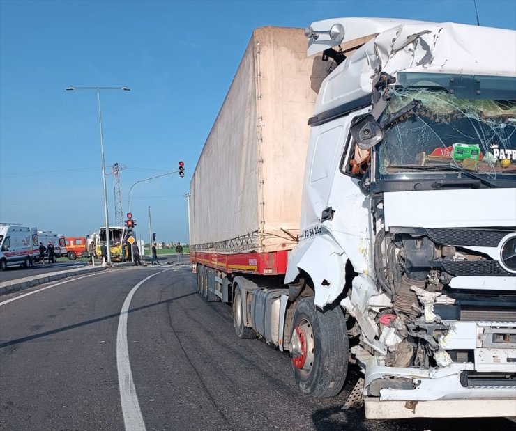 Mardin'de midibüs ile tırın çarpıştığı kazada 18 kişi yaralandı