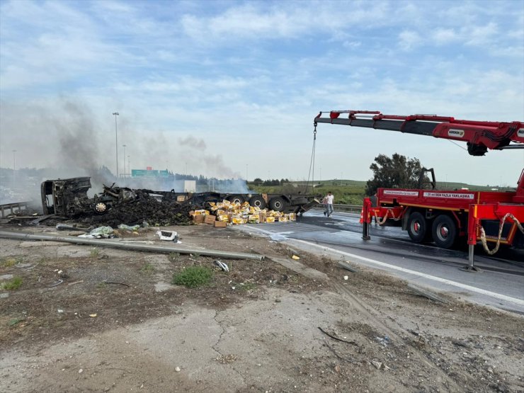 Mersin'de devrilerek yanan tırın sürücüsü yaralandı