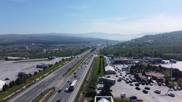 Otoyollarda bayram tatili dolayısıyla trafikte akıcı yoğunluk sürüyor