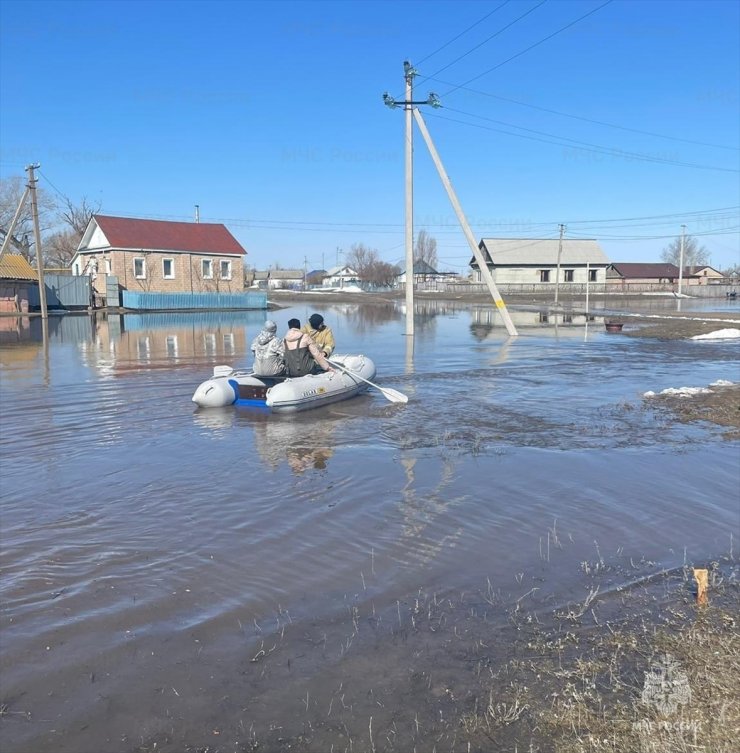 Rusya'da Ural Nehri'nde barajın patlaması sonucu yüzlerce ev su altında kaldı