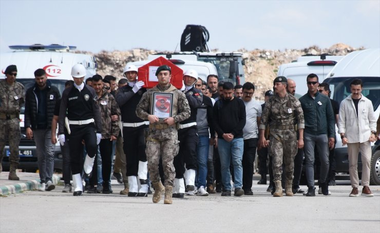 Trafik kazasında ölen polis memuru, eşi ve 2 çocuğu Malatya'da defnedildi