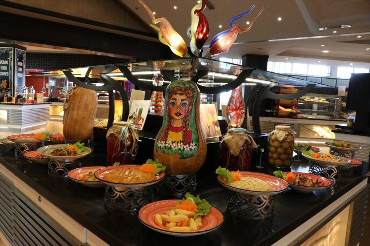 Antalya'daki oteller Türk ve dünya mutfağından lezzetlerle turistlere hizmet veriyor