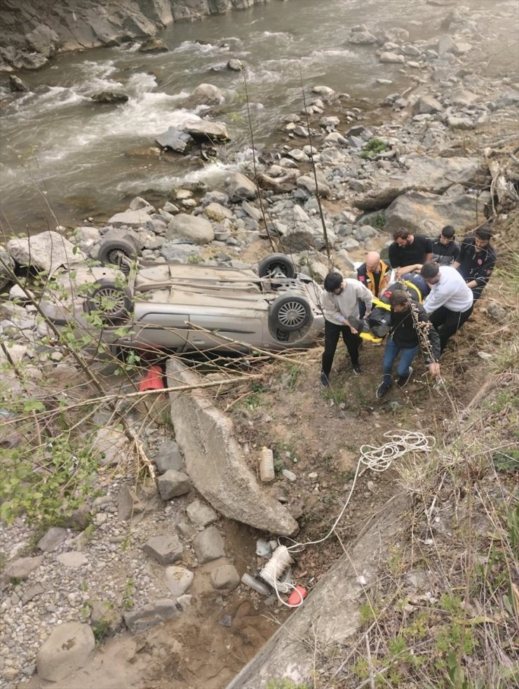 Artvin'de dere yatağına devrilen otomobilin sürücüsü yaralandı