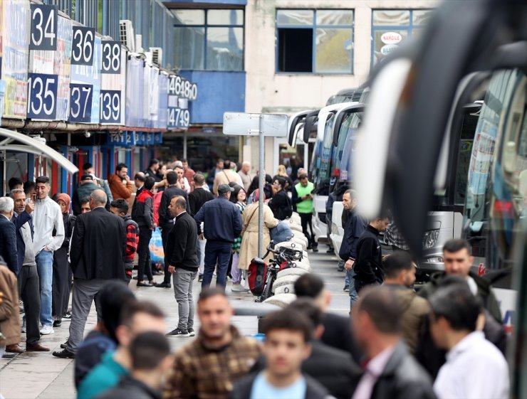 Büyük İstanbul Otogarı'nda bayram yoğunluğu sürüyor