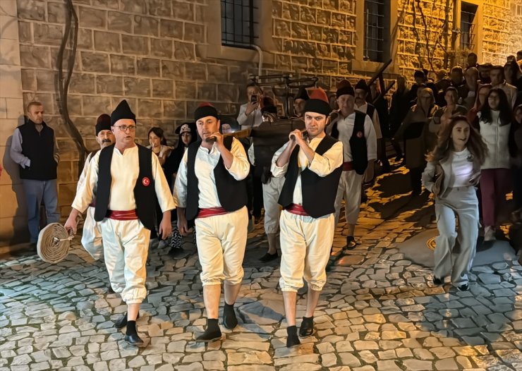 Dönem kıyafetlerini giyen tulumbacılar Safranbolu'nun tarihi sokaklarında gösteri yaptı