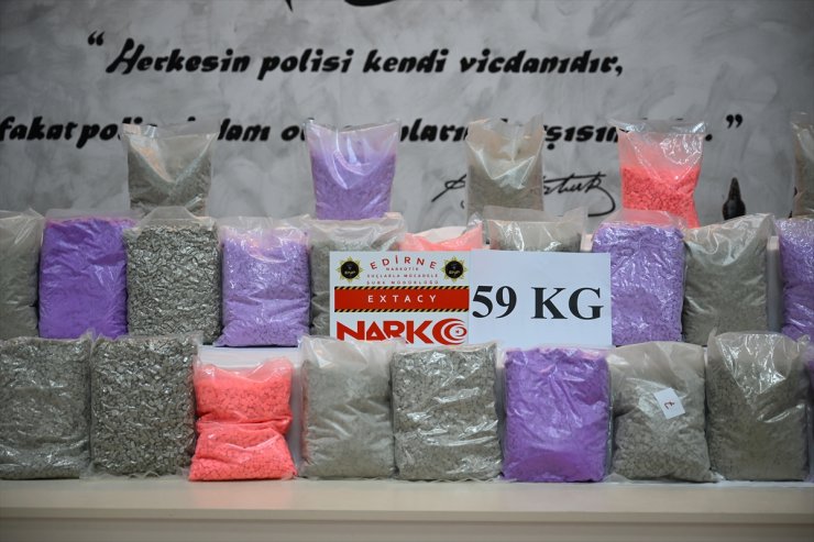 Edirne'de 2 tırda 58 kilo 176 gram sentetik uyuşturucu hap ele geçirildi