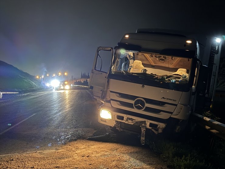 Gaziantep'te tır kazaya müdahale eden ekibin aracına çarptı, 3'ü trafik polisi 4 kişi yaralandı