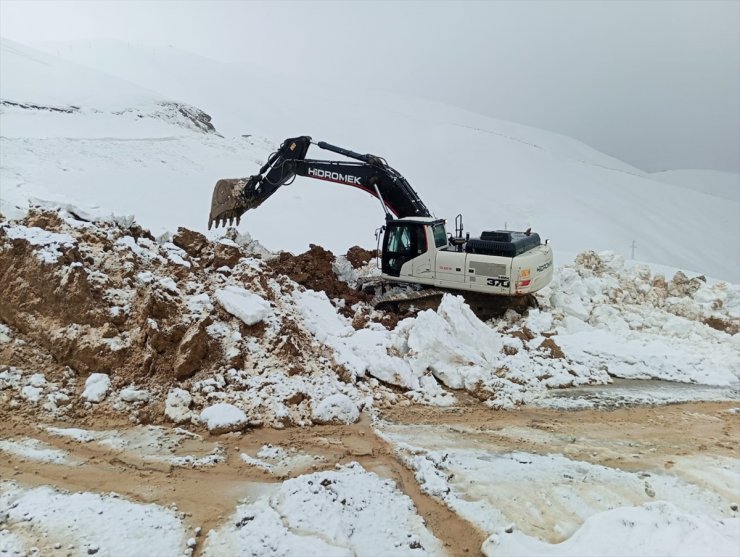 Hakkari'de heyelan nedeniyle köy yolu ulaşıma kapandı