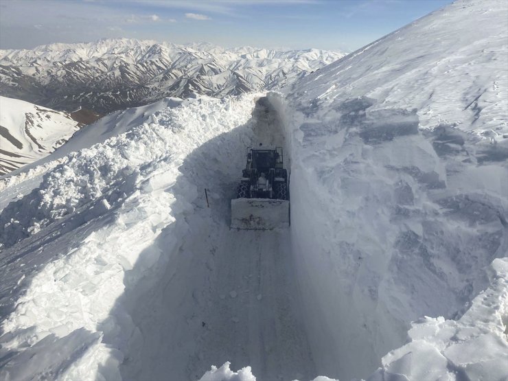 Hakkari'de kar nedeniyle kapanan üs bölgesinin yolu bir haftada açıldı