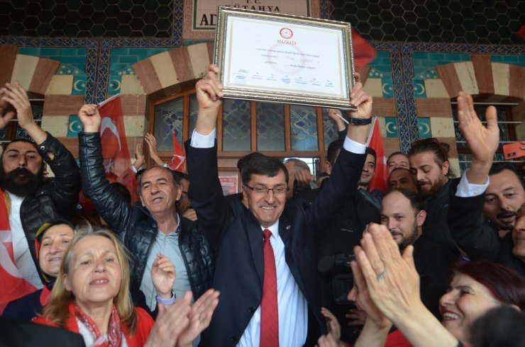 Kütahya Belediye Başkanı Eyüp Kahveci mazbatasını aldı