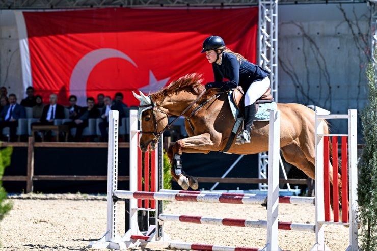 Polis Haftası Kupası kapsamında, atlı polisler engel atlama parkurunda yarıştı