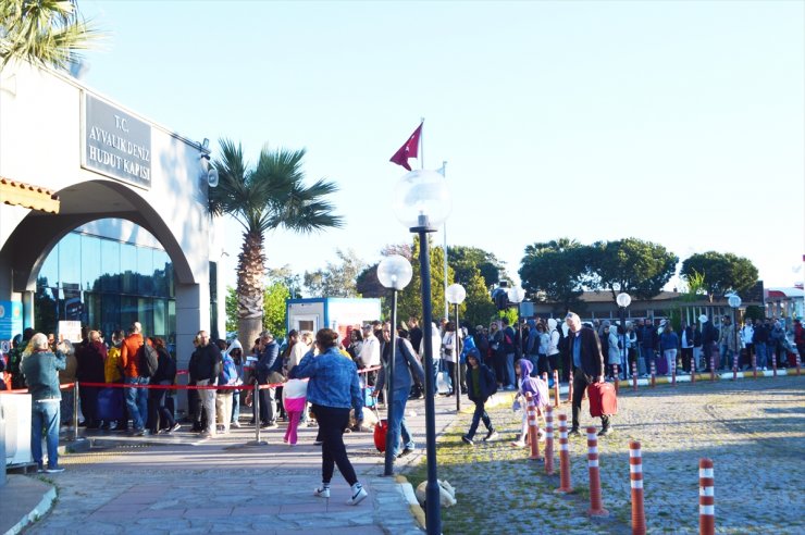 Bayram tatilinde Ayvalık'tan Midilli Adası'na geçişlerde kapıda vize yoğunluğu yaşanıyor