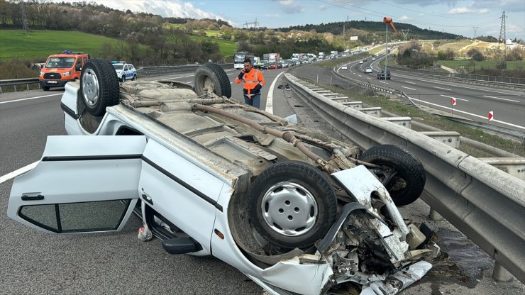 Bolu'da devrilen otomobildeki 2 kişi yaralandı