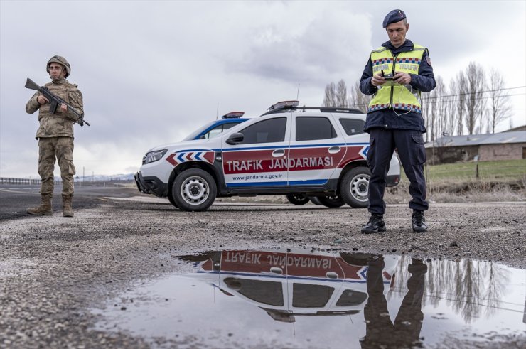 Erzurum'da jandarma havadan ve karadan trafik denetimlerini artırdı