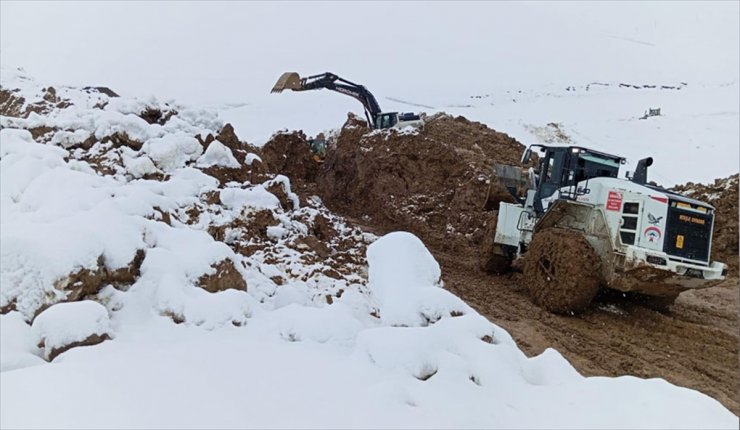 Hakkari'de 2 kez heyelan meydana gelen köy yolu ekiplerin çalışmasıyla açıldı