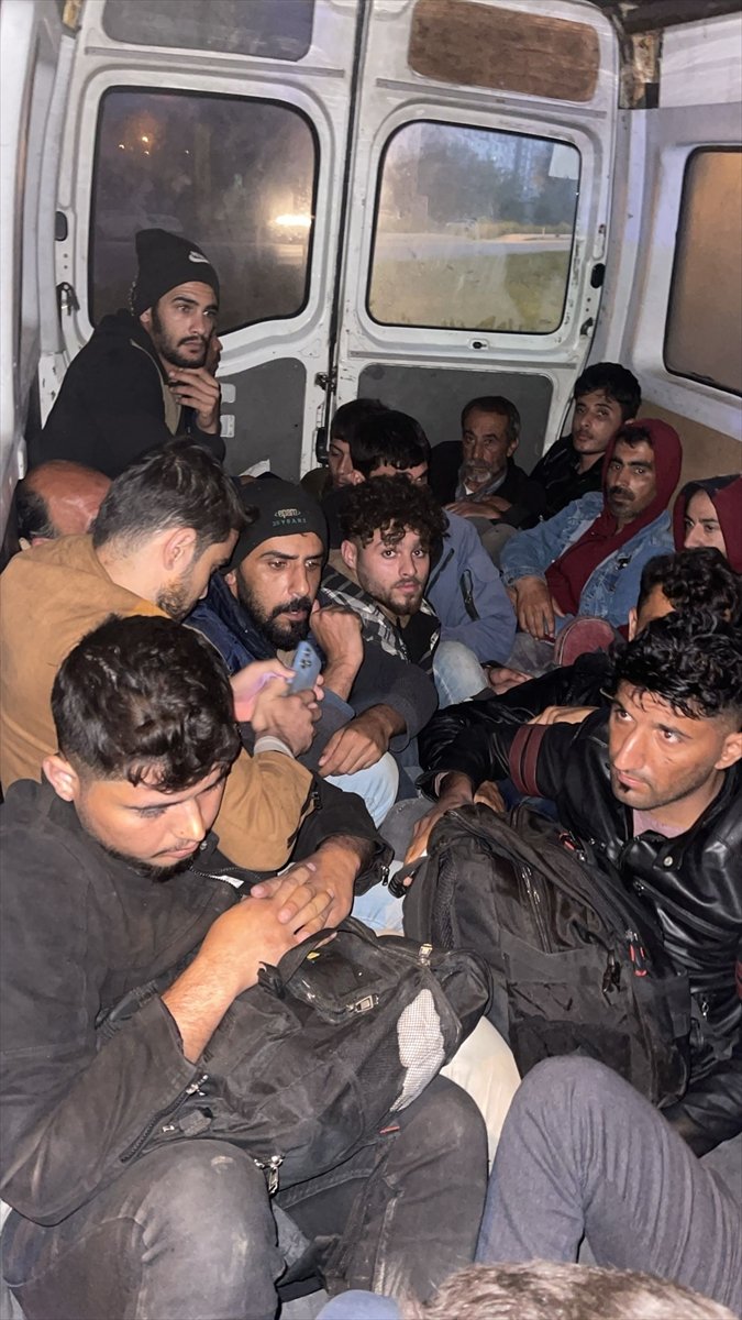 Hatay'da 26 düzensiz göçmen yakalandı, 2 göçmen kaçakçısı tutuklandı