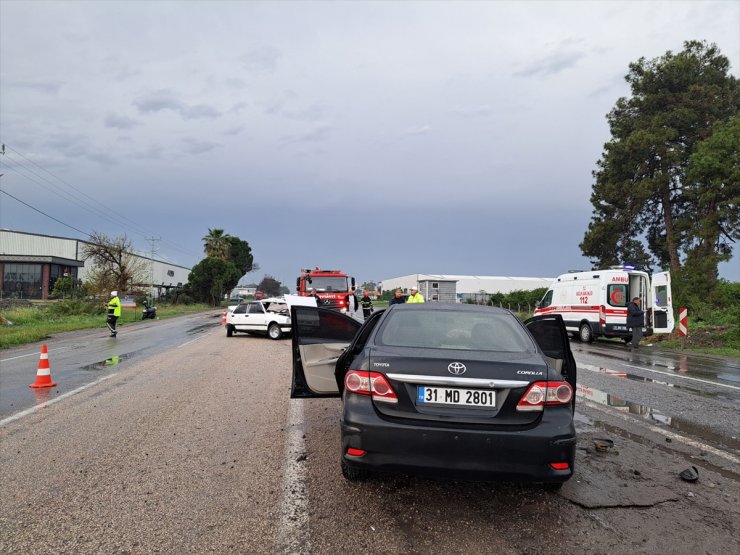 Hatay'da iki otomobilin çarpışması sonucu 4 kişi yaralandı