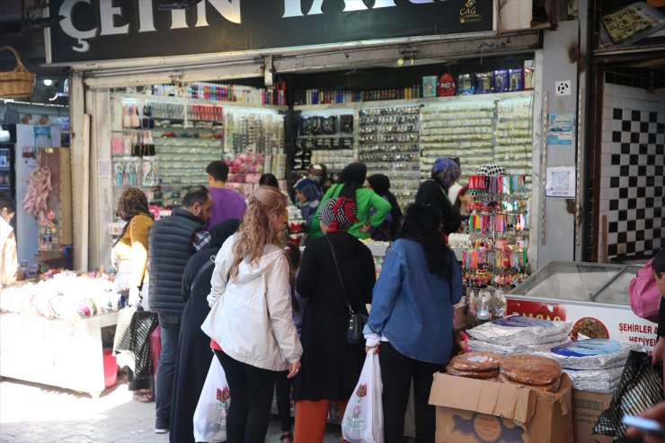 Hatay'da tarihi Uzun Çarşı'da Ramazan Bayramı yoğunluğu