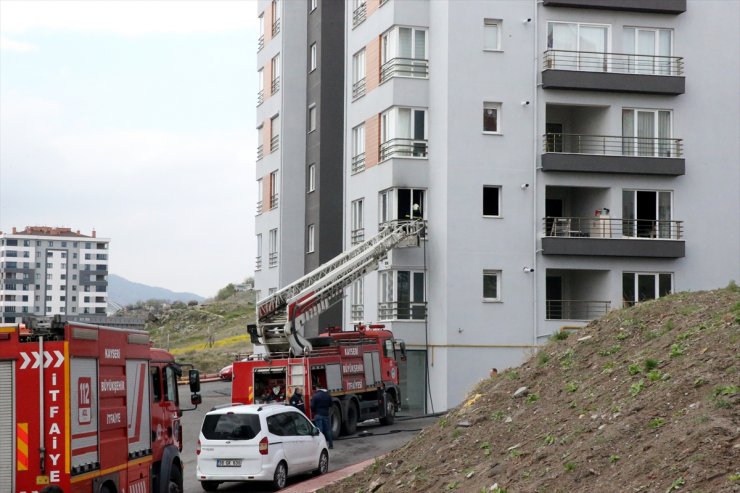 Kayseri'de apartmanda çıkan yangında 4 kişi dumandan etkilendi