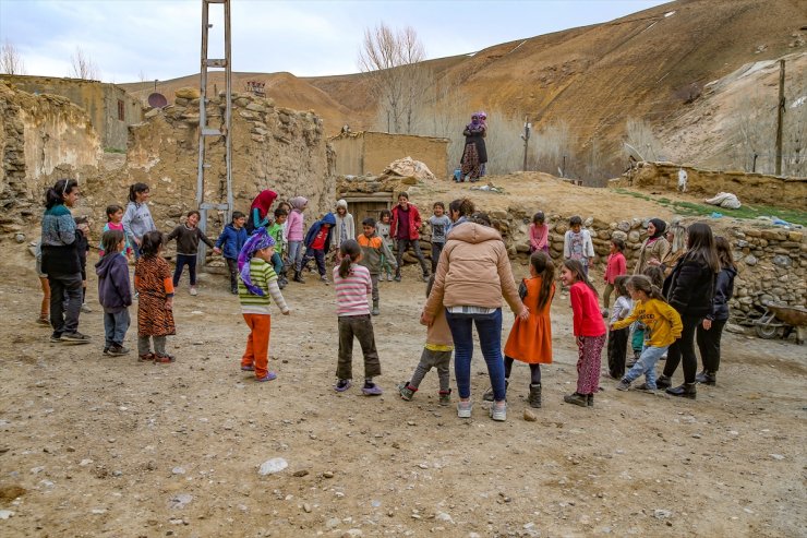 Van'da gönüllü gençler, bayram öncesinde 120 çocuğu sevindirdi