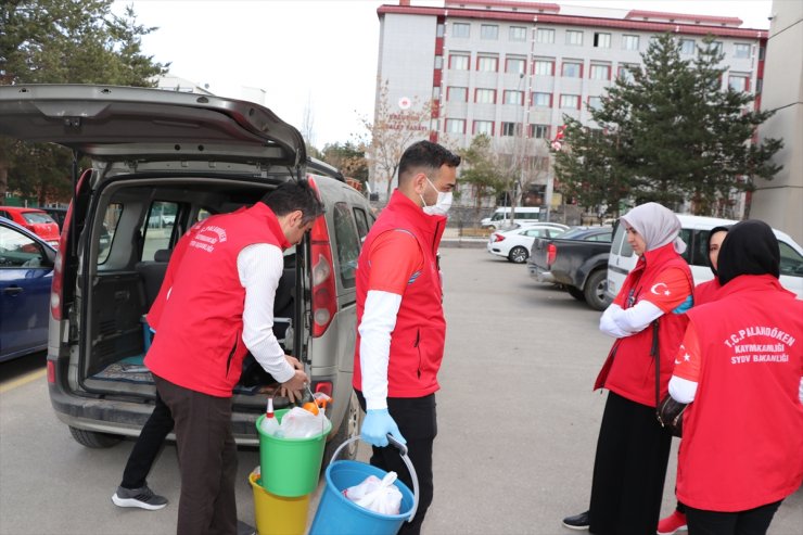 Vefa ekibi, devletin şefkatini yaşlı ve engellilere gösteriyor